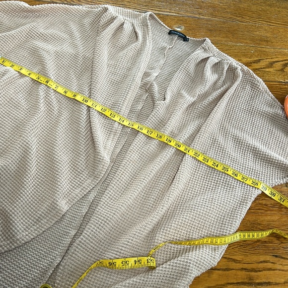 Markeety tan oversized waffle knit cardigan with side pockets. Size XL. - Picture 6 of 12